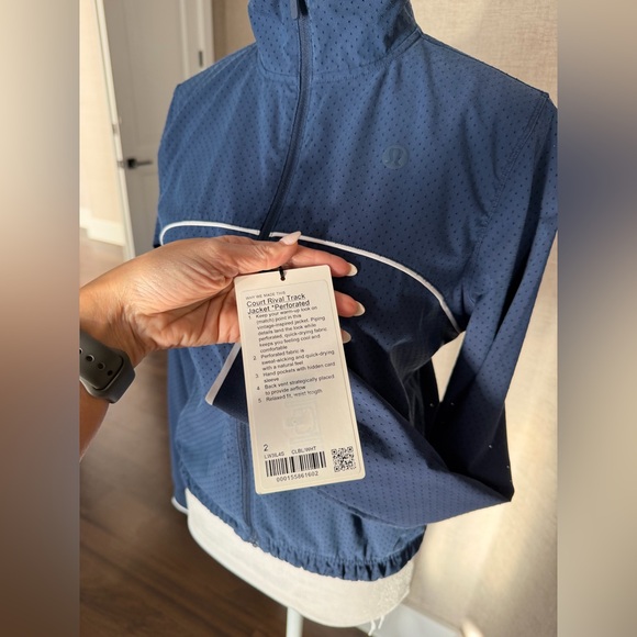 Lululemon Court Rival Track Jacket
Perforated 2 - Picture 4 of 7